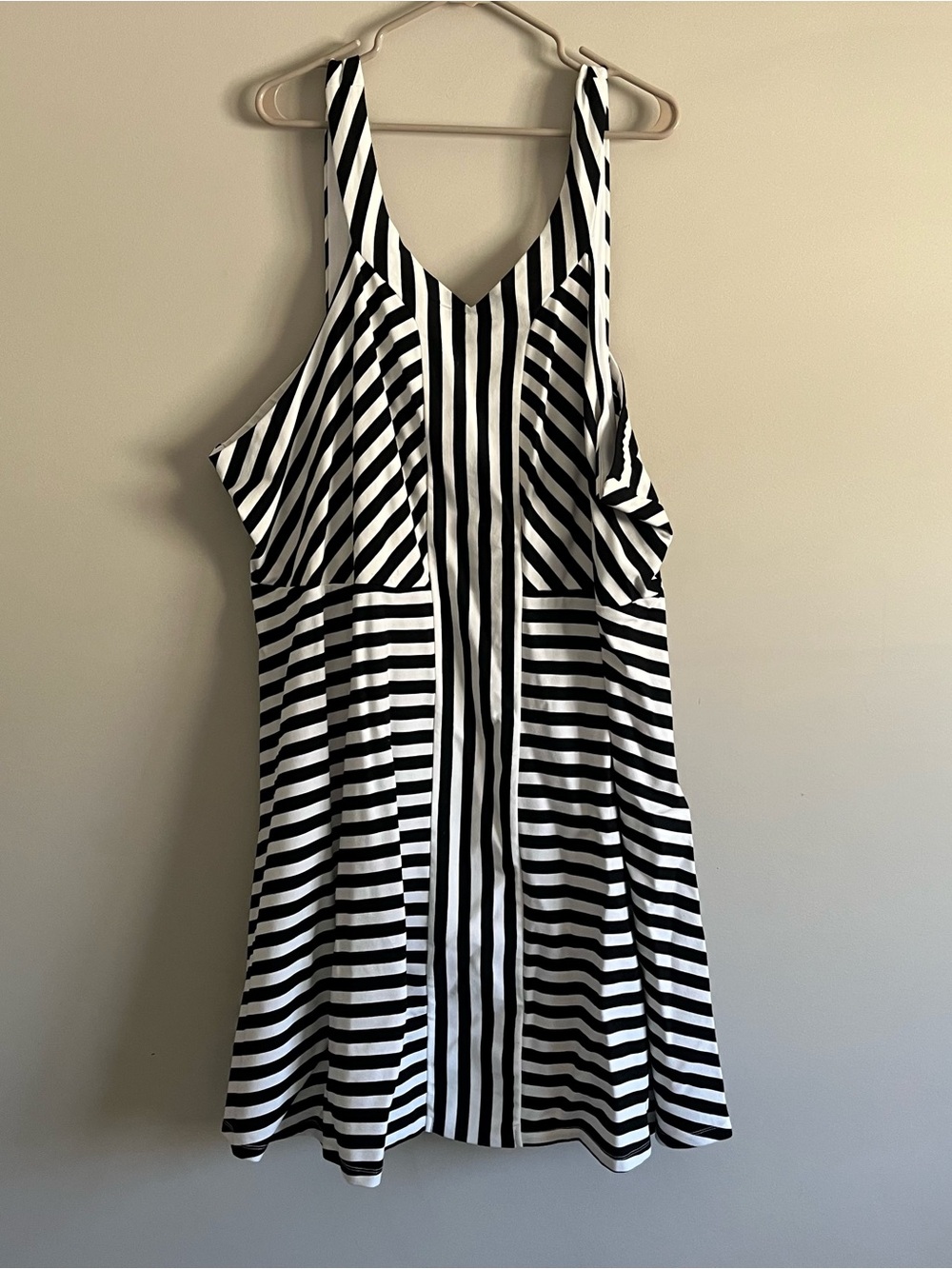 torrid 6 Black and White Striped Sleeveless V-Neck Dress
